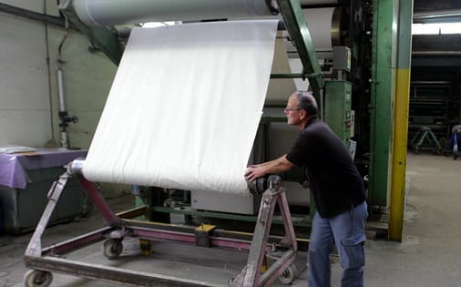 l-entreprise-etc-ennoblissement-technique-de-cernay-peut-traiter-des-tissus-mixtes-composes-de-fibres-naturelles-et-synthetiques-photo-l-alsace-1413045804-1-e1733144649275